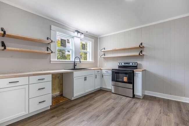 Building Photo - Welcome to this charming 3-bedroom, 1-bathroom brick house located in the vibrant city of Dayton,...