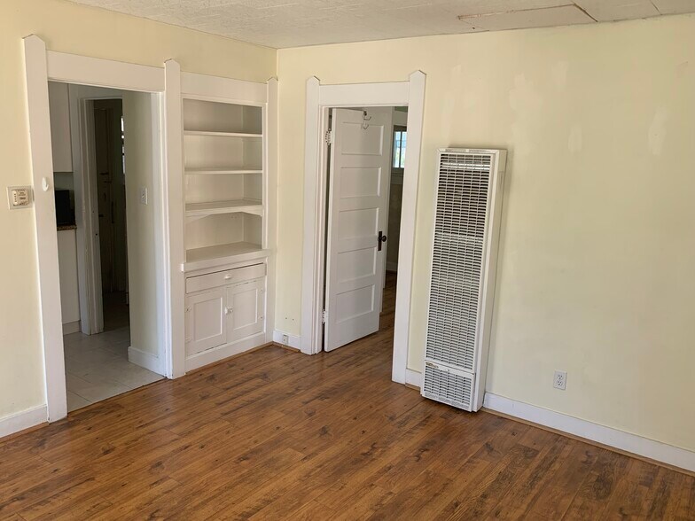 Building Photo - 608 E Angeleno Ave