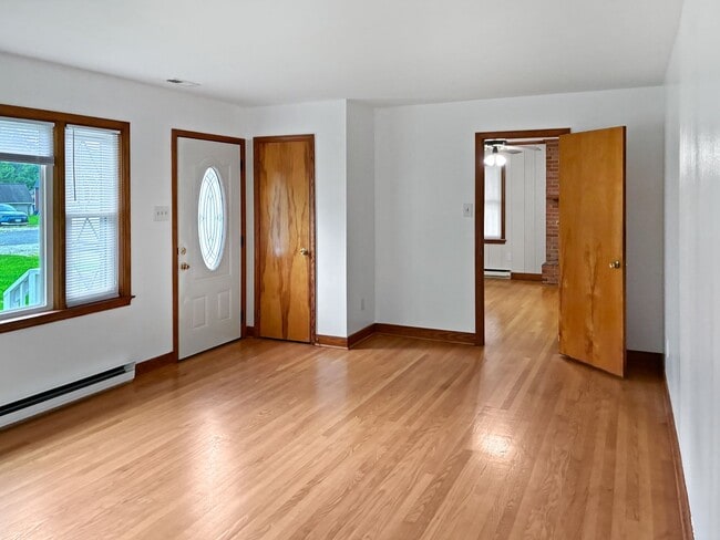Building Photo - 3 Bed 1.5 Bath in North Chesterfield!