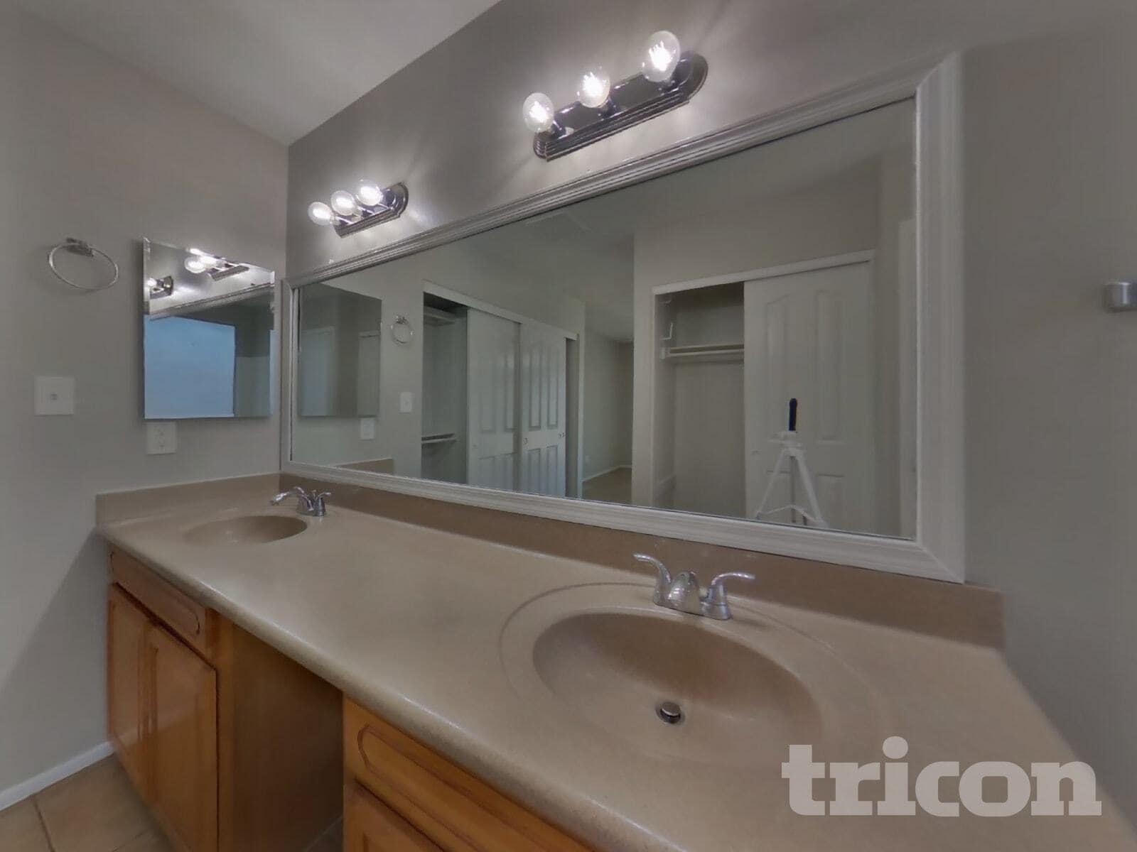 Building Photo - 4055 W Desert Cove Ave