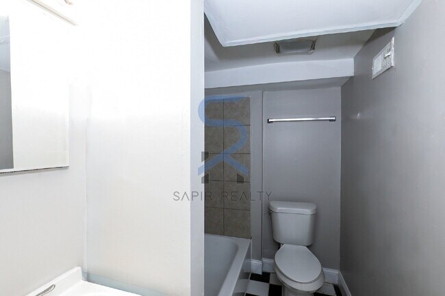 Building Photo - 1123 Graymont Dr SW