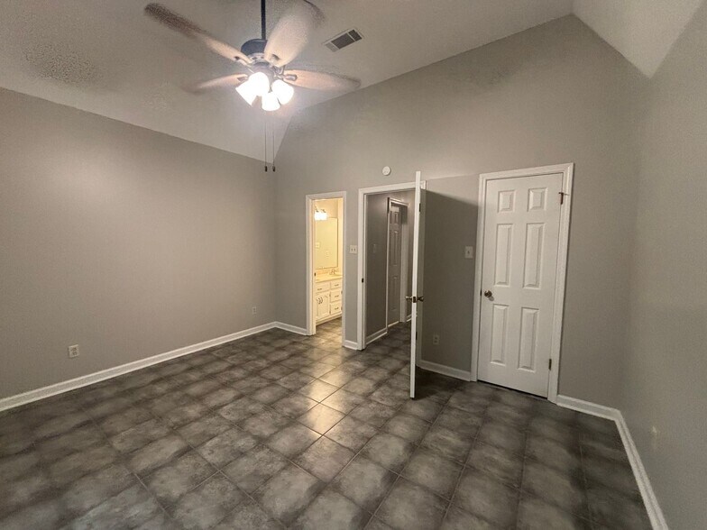 Building Photo - 3895 Oak Branch Cir E