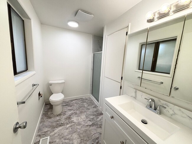 Building Photo - Lovely 2BD, 2BA Home In Lake Oswego with Lake Access!!