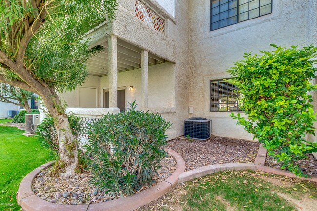 Building Photo - 930 N Mesa Dr
