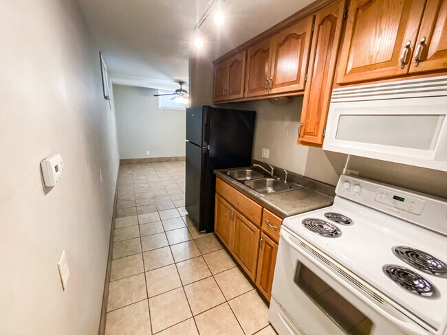 Interior Photo - z-103125-Charlotte Square - 3330-3368 Charlotte