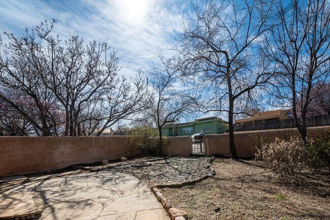 Building Photo - Sunny Retreat in South Capitol