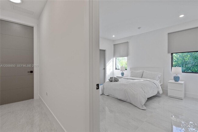 Building Photo - 2889 SW 33rd Ave