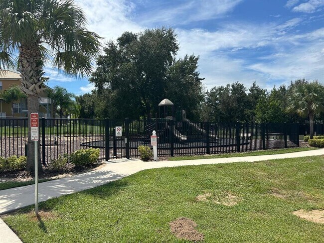 Building Photo - 118 Mandovi St