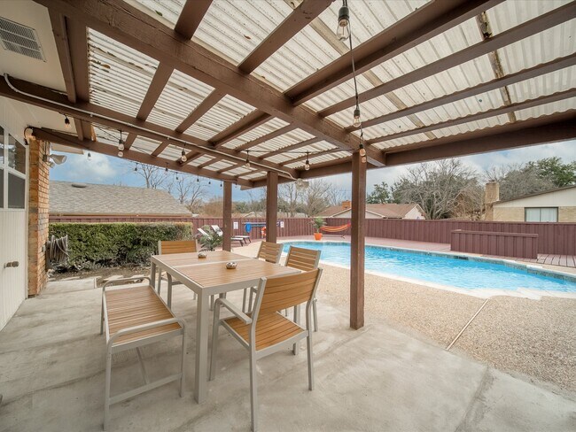 Building Photo - 2922 Clover Valley Dr