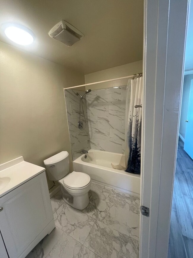 Building Photo - 3 Bed, 2 Bath Tanglewood For Rent- Single Story w/ Garage and AC!