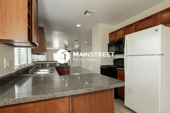 Building Photo - 3 Bedroom Pet-Friendly Home in TUCSON, AZ with Main Street Renewal