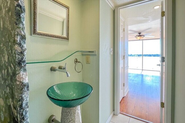 Building Photo - Beautiful Waterfront 3/2.5 Lake Virginia C...