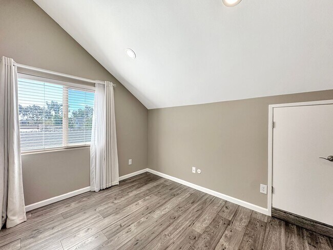 Building Photo - Beautiful 4B 2BA Home w/ AC, W/D, & Solar Panels!