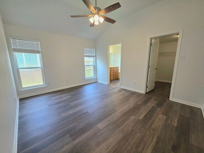 Building Photo - AVAILABLE NOW! - $500 OFF FIRST MONTH