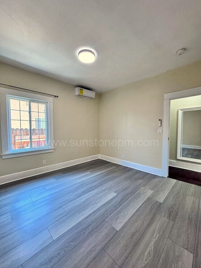 Building Photo - 2 Bedroom, 1 bathroom