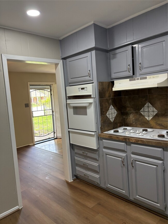 Building Photo - 5914 Ridgeway Dr