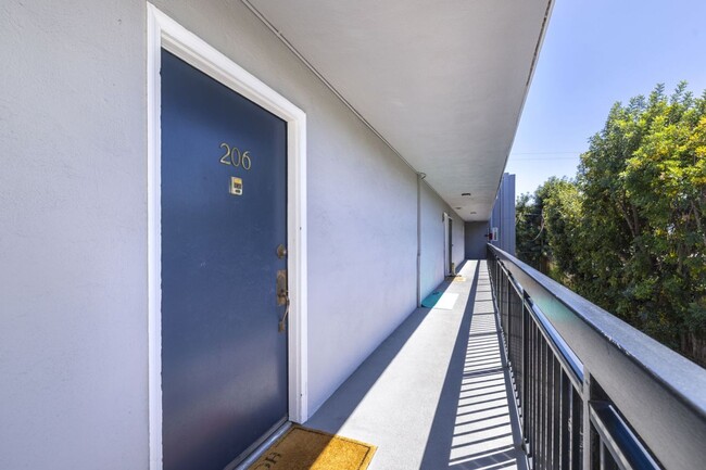 Building Photo - Conveniently Located, Furnished 1 Bed, 1 Bath Condo w/ Updated Kitchen & Bathroom