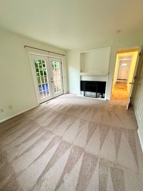 Building Photo - Charming and bright 3 bedroom in Haller Lake