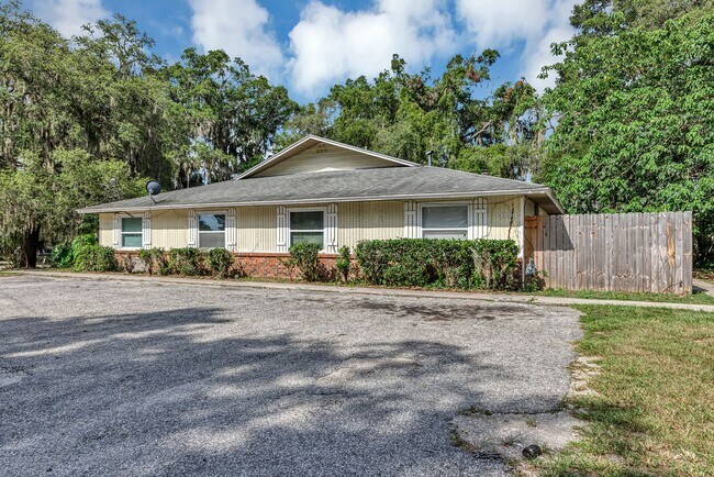 Building Photo - Spacious 3BR/2BA Ocala Home with Modern Finishes,Fireplace Floor-to-Ceiling Sliding Glass Doors &...