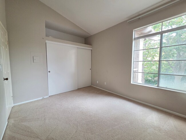 Building Photo - Adorable Rancho Del Oro Condo!
