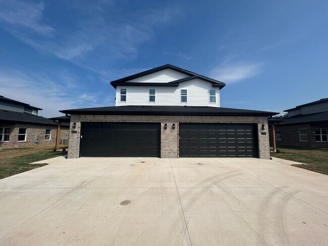 Primary Photo - 621-623 Cosmos St