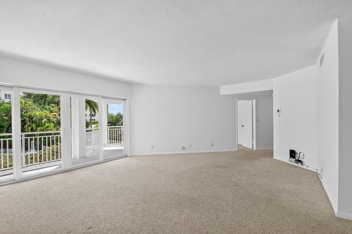 Building Photo - 1000 Lowry St