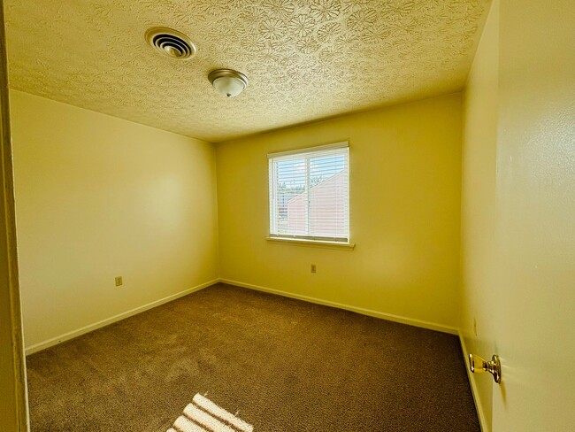 Building Photo - *Available Now - 4 and 3 Person Rates Avai...