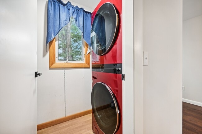 Building Photo - 10 Oakridge Ave