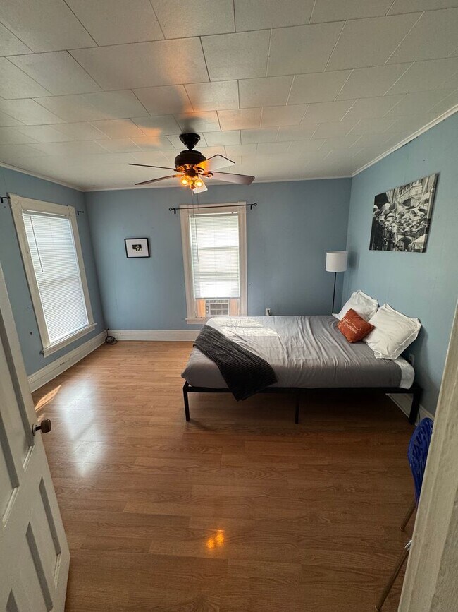 Building Photo - Furnished University area large 4 bedroom ...