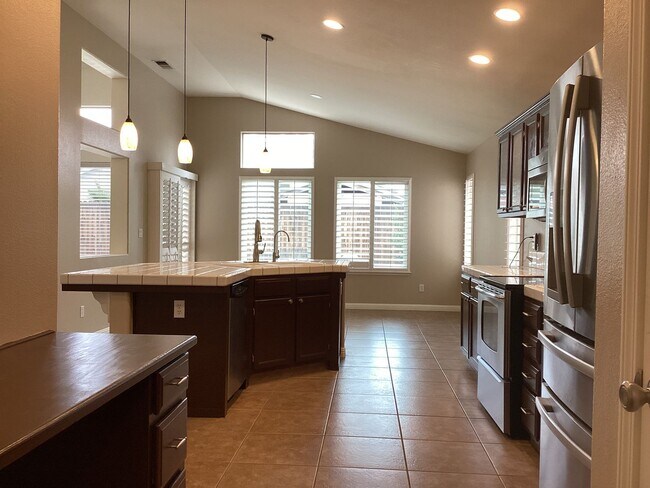 Building Photo - 7526 N Ellendale Ave