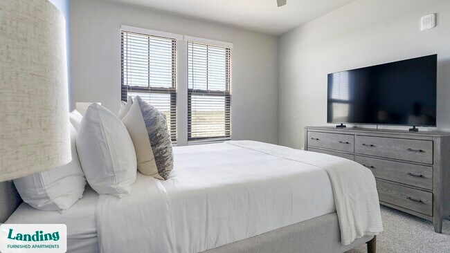 Building Photo - 6850 Foxtail Palm Wy