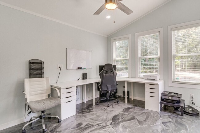 Building Photo - 372 Plum St