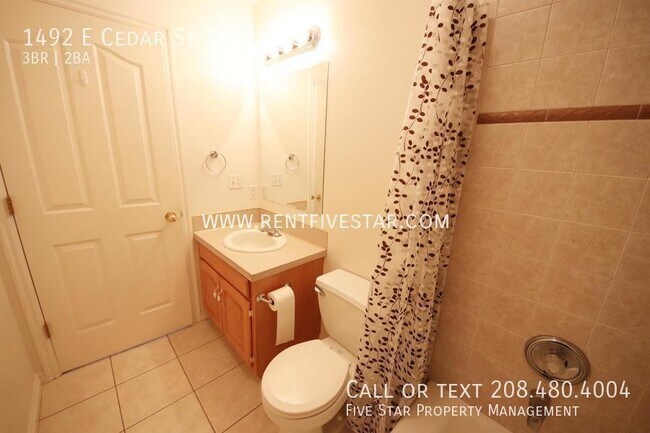 Building Photo - Beautiful Home Available in Central Pocate...