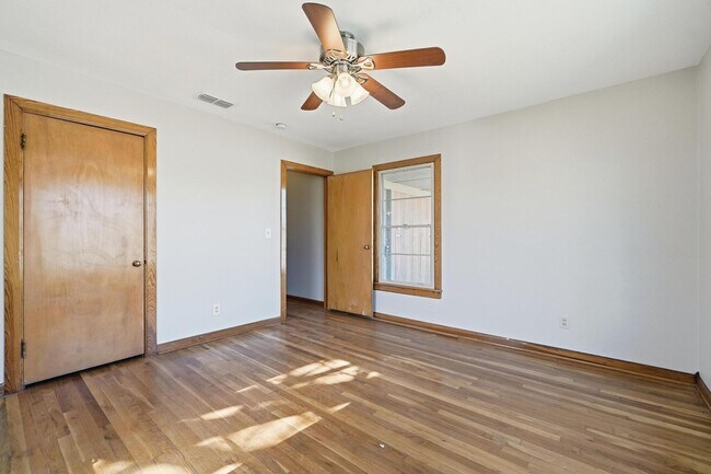 Building Photo - 134 Meander St