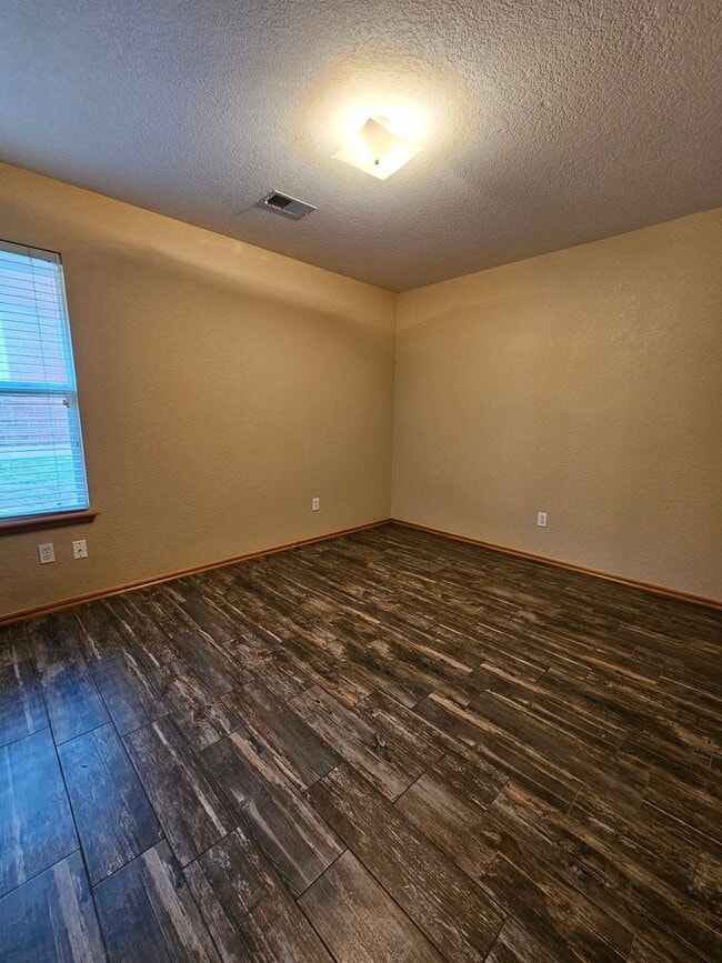 Building Photo - (3) Bed/(2) Bath in Tecumseh Ridge Addition Avail NOW! Pets Negotiable.