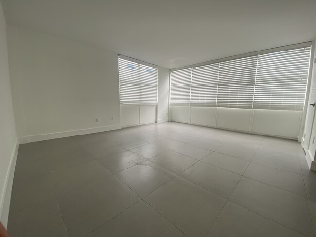 Building Photo - 1420 Brickell Bay Dr