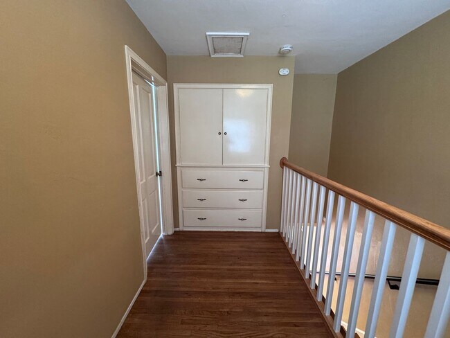 Building Photo - Beautiful 2 story 3 bedroom 2 bathroom home