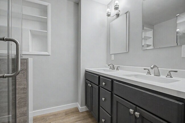 Building Photo - 1811 Devra Dr