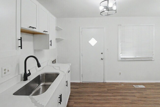 Building Photo - Updated 3-Bedroom Ranch with Modern Finishes & Timeless Charm