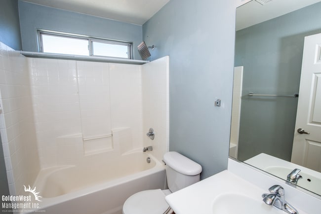 Building Photo - Stylish and Spacious 4Bdm 3.5 Ba Three-Sto...