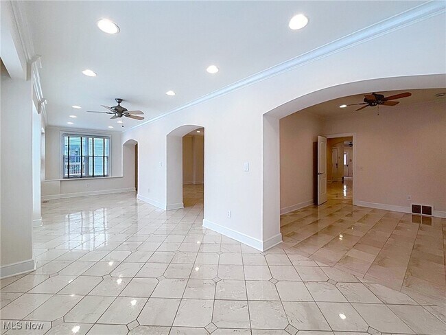 Building Photo - 2033 Fairview Ave