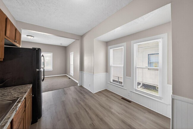 Building Photo - 2117 6th Ave