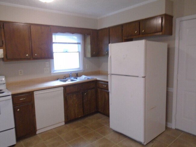 Building Photo - 912 Hollydale Ln