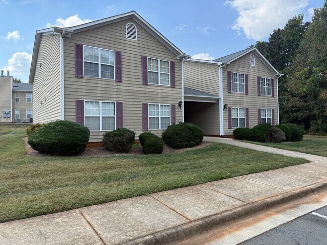 Primary Photo - Spacious 2BR unit convenient to Guilford C...