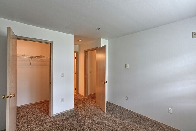 Building Photo - Charming 2-Bedroom Ground-Level Home in Qu...
