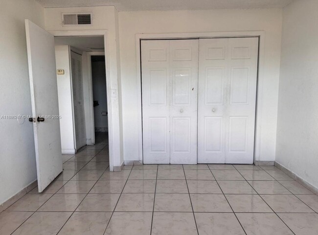 Building Photo - 606 W 81st St
