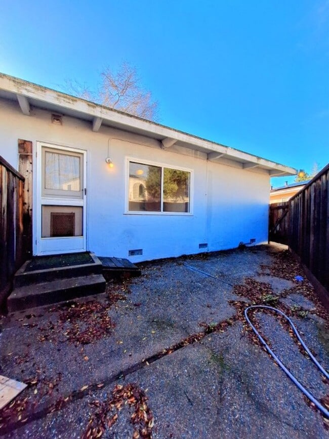 Building Photo - Cat Friendly 2bd Duplex w/Private Patio & Attached Garage