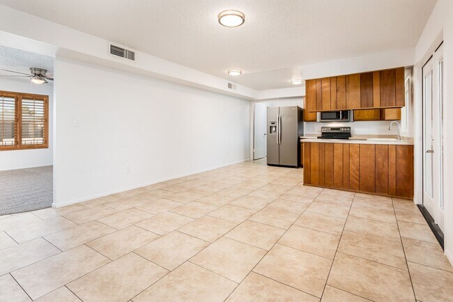 Building Photo - 3/2 sfh 2 car garage, huge yard 35th Ave &...