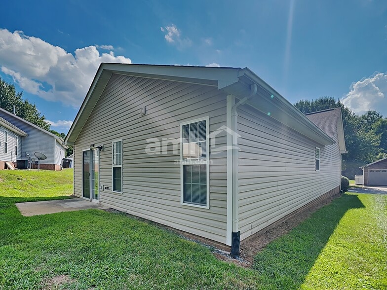 Building Photo - 5815 Regent Village Dr