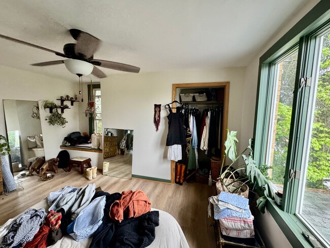 Building Photo - Newly renovated spacious 4 bedroom home in...